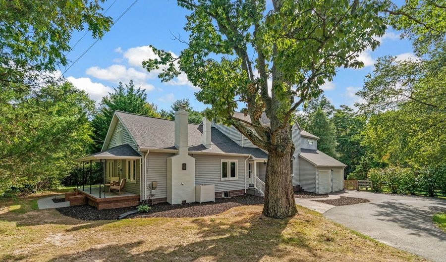 20820 CLARKSBURG Rd, Boyds, MD 20841 - 5 Beds, 4 Bath