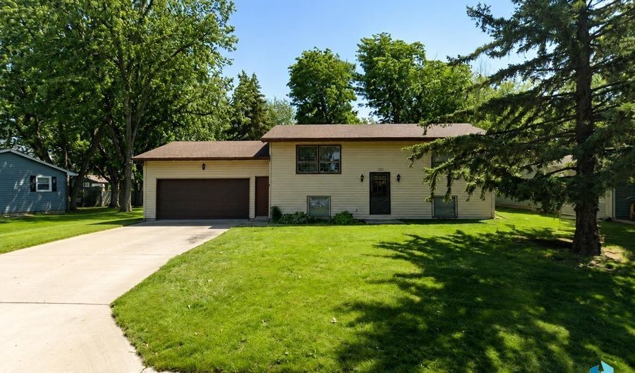 1900 E Sylvan Cir, Brandon, SD 57005 - 4 Beds, 2 Bath
