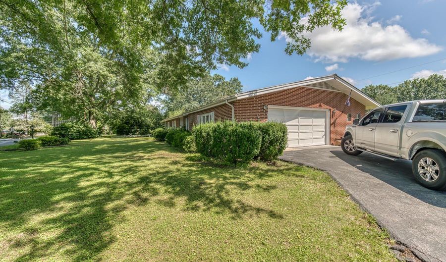 876 NE Falcon Dr, Abingdon, VA 24210 - 3 Beds, 2 Bath