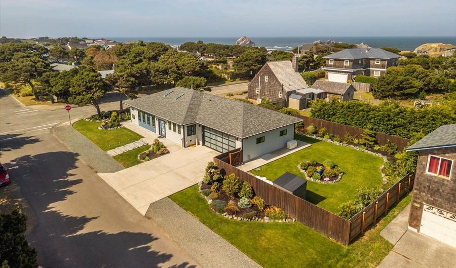 1342 11TH St, Bandon, OR 97411 - 2 Beds, 2 Bath