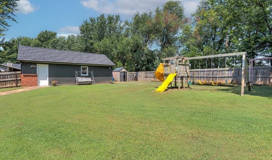 2104 Cedarcrest Ct, Arkansas City, KS 67005 - 4 Beds, 4 Bath