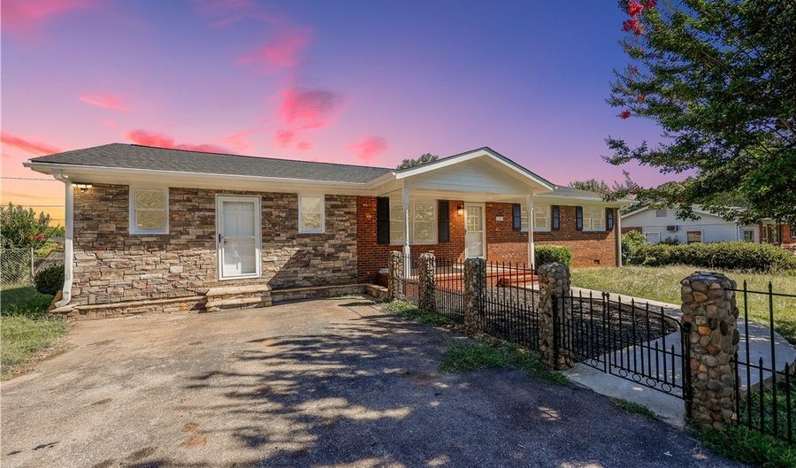 215 Scenic Cir, Boiling Springs, SC 29316 - 3 Beds, 3 Bath