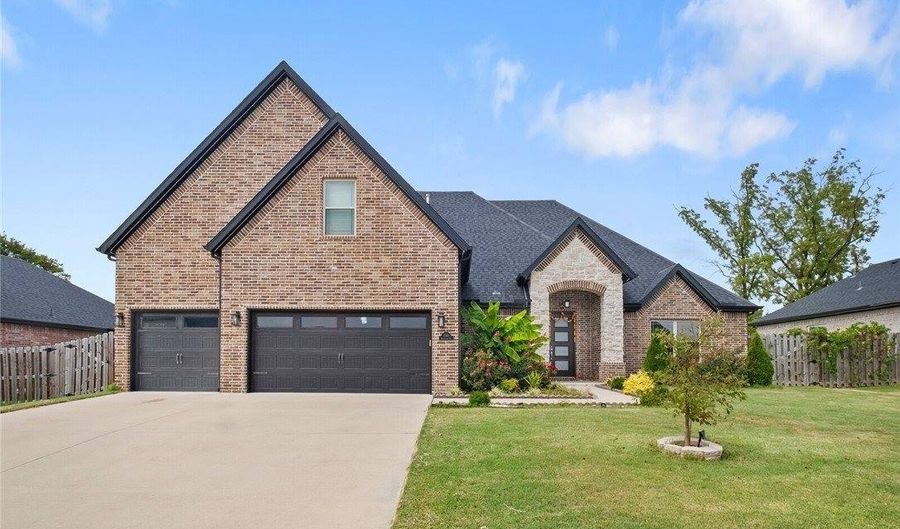 1010 Huntleigh Dr, Bentonville, AR 72713 - 5 Beds, 3 Bath