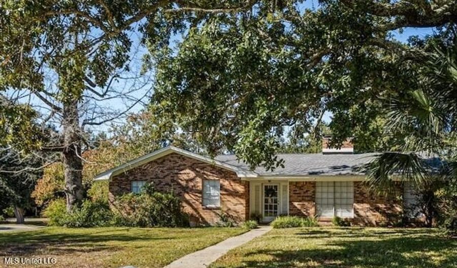729 Canterbury Dr, Biloxi, MS 39532 - 3 Beds, 2 Bath