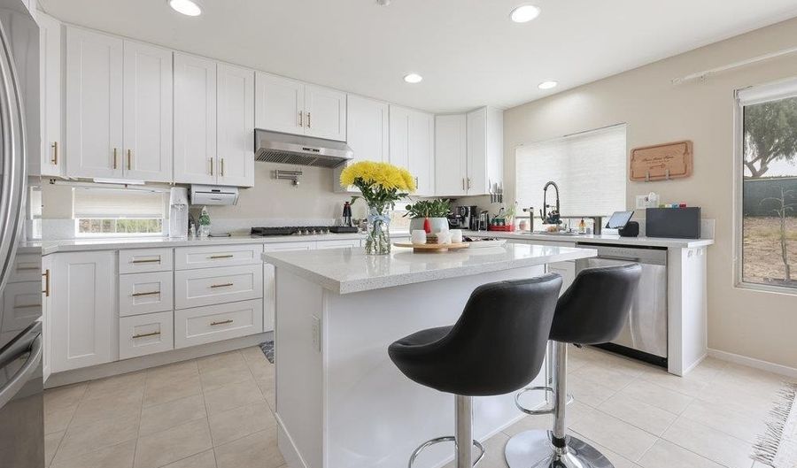 2176 Pointe Pkwy, Spring Valley, CA 91978 - 5 Beds, 3 Bath