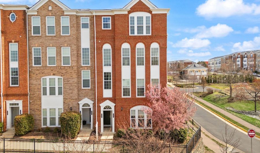 42696 TELFORD Ter, Ashburn, VA 20147 - 3 Beds, 3 Bath