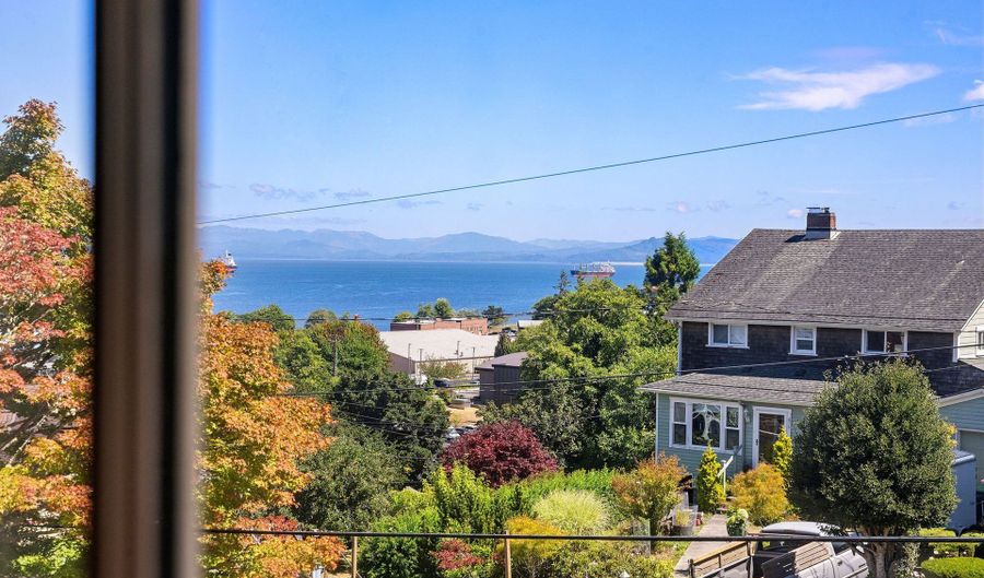 677 17TH St, Astoria, OR 97103 - 4 Beds, 1 Bath