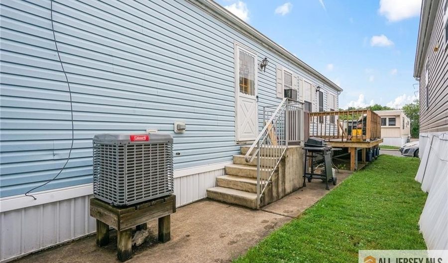4 Jessie Ln, Avenel, NJ 07001 - 2 Beds, 1 Bath