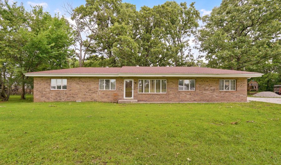 1315 E Church St, Aurora, MO 65605 - 3 Beds, 3 Bath
