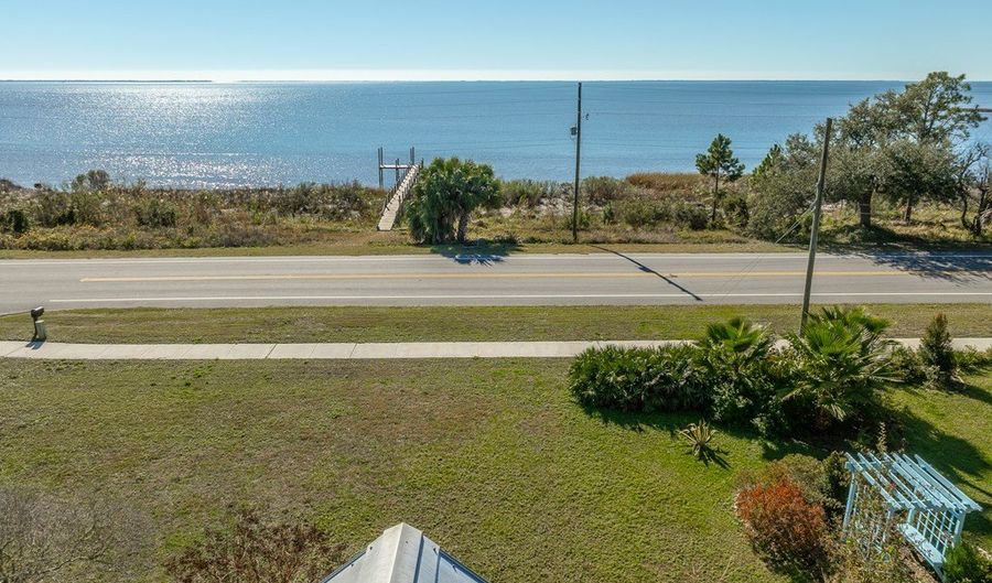 309 Hwy 98, Apalachicola, FL 32320 - 2 Beds, 3 Bath