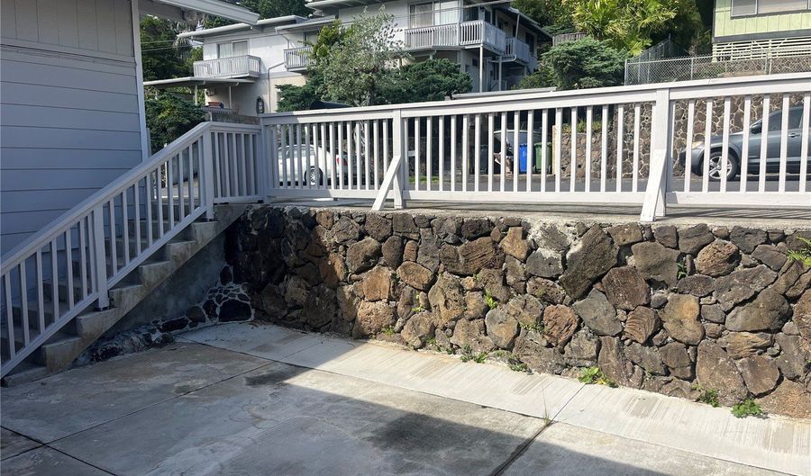 920 Leighton St, Honolulu, HI 96821 - 6 Beds, 4 Bath