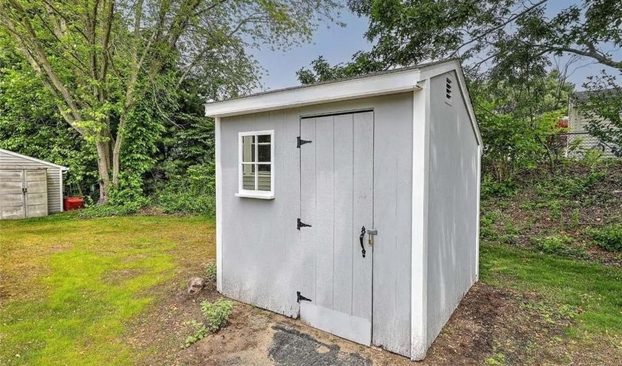 7 Queens Rd, Attleboro, MA 02703 - 2 Beds, 2 Bath