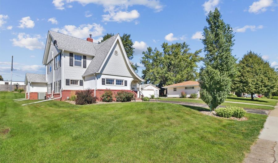 418 SE Grant St, Ankeny, IA 50021 - 4 Beds, 2 Bath