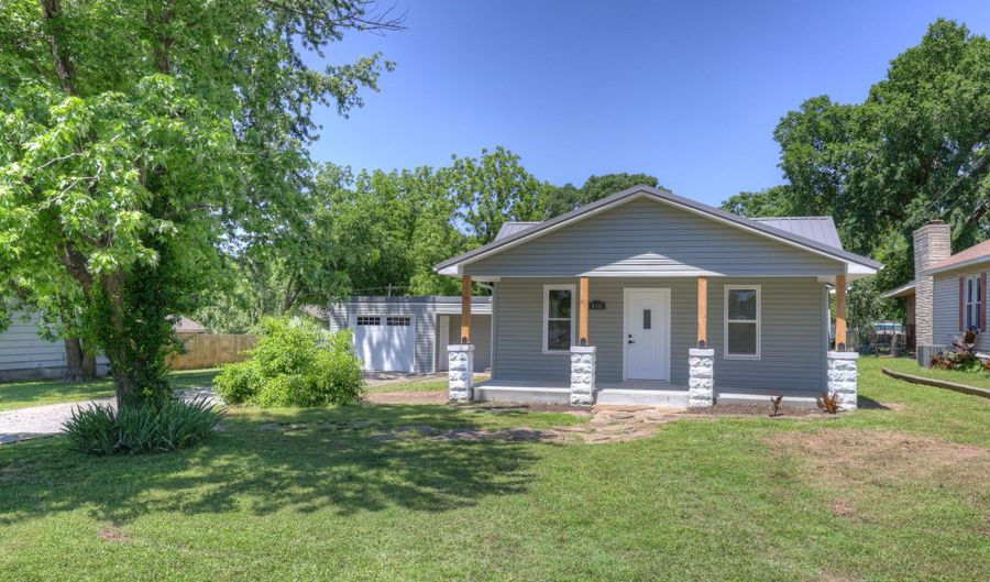 416 E 4th St, Baxter Springs, KS 66713 - 3 Beds, 2 Bath