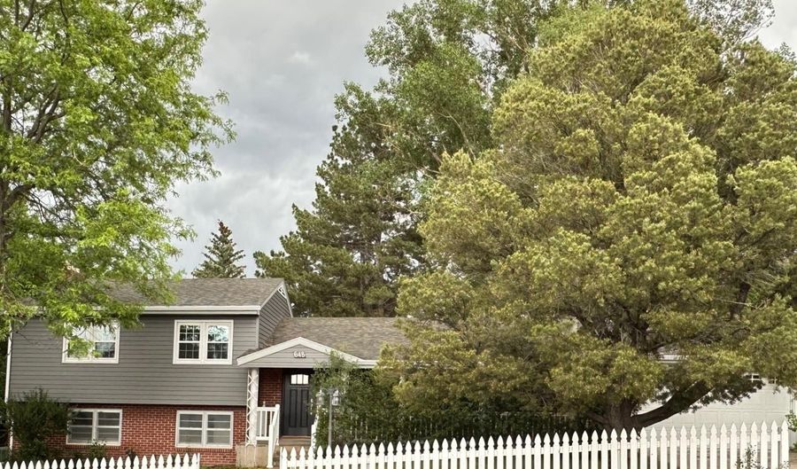 648 VISTA Ln, Cheyenne, WY 82009 - 3 Beds, 2 Bath
