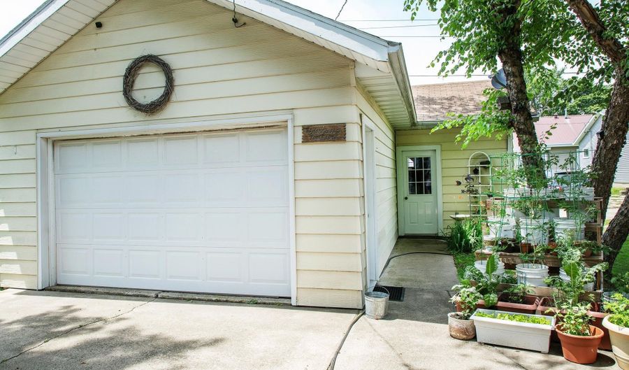415 Locust St, Allison, IA 50602 - 2 Beds, 2 Bath