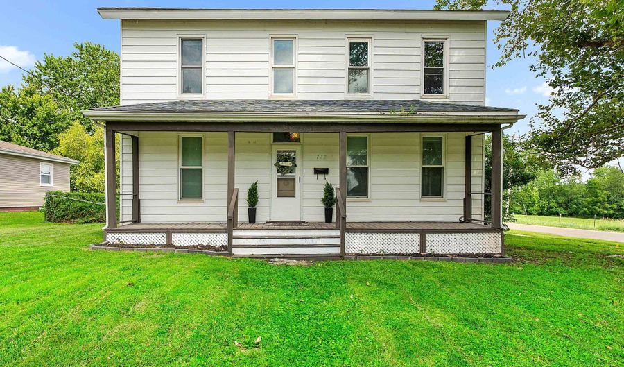712 S MAIN St, Abingdon, IL 61410 - 4 Beds, 2 Bath