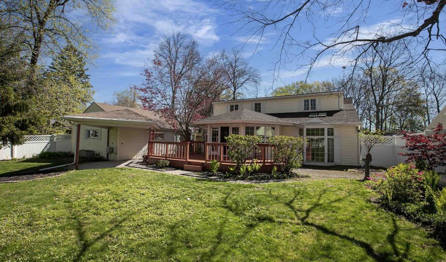 2207 S GLADYS Ave, Appleton, WI 54915 - 3 Beds, 3 Bath