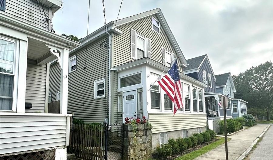 91 Van Zandt Ave, Newport, RI 02840 - 3 Beds, 2 Bath