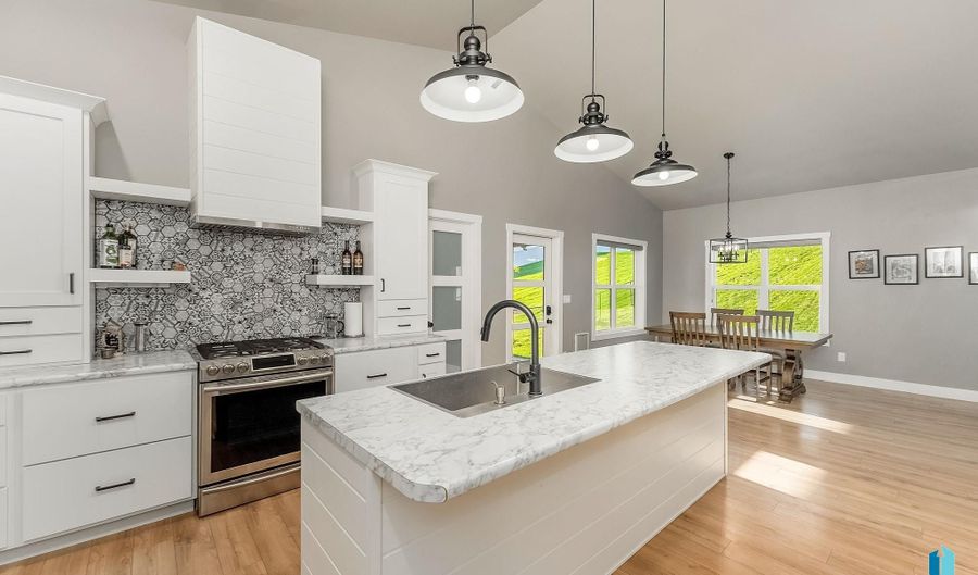 1625 W Burton Dr, Brandon, SD 57005 - 5 Beds, 3 Bath