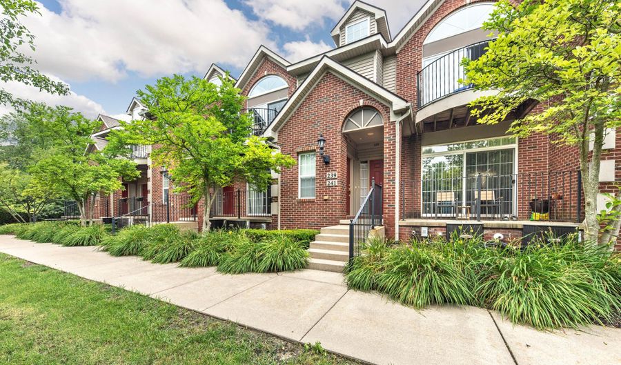 241 W Oakbrook Dr, Ann Arbor, MI 48103 - 2 Beds, 3 Bath