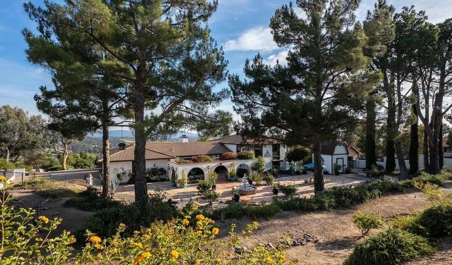 2763 W VICTORIA Dr, Alpine, CA 91901 - 4 Beds, 3 Bath