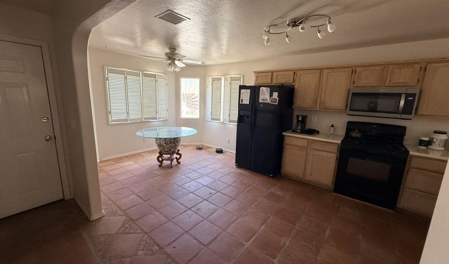 643 S Mesquite St, Benson, AZ 85602 - 3 Beds, 2 Bath