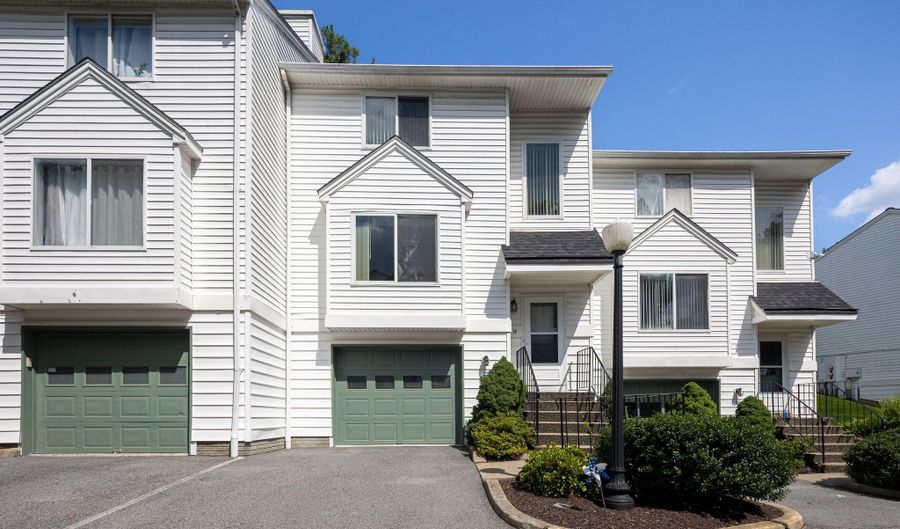 68 Virginia Ave 14, Danbury, CT 06810 - 2 Beds, 2 Bath