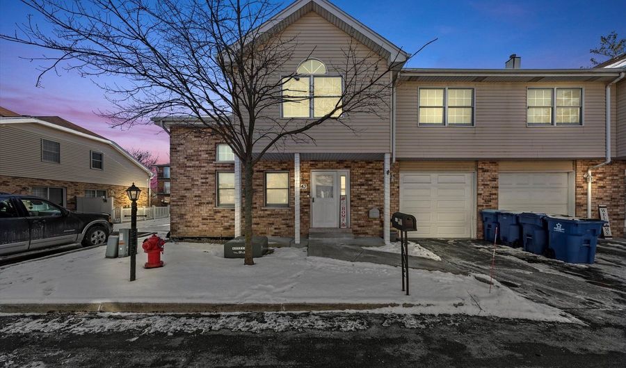 4343 W Emerald Way St, Alsip, IL 60803 - 2 Beds, 2 Bath