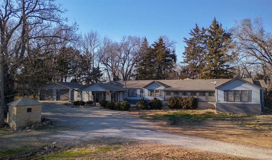 113 S Country Club Rd, Arkansas City, KS 67005 - 3 Beds, 2 Bath