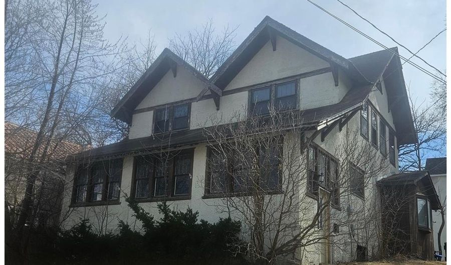 607 W Clark St, Albert Lea, MN 56007 - 3 Beds, 2 Bath