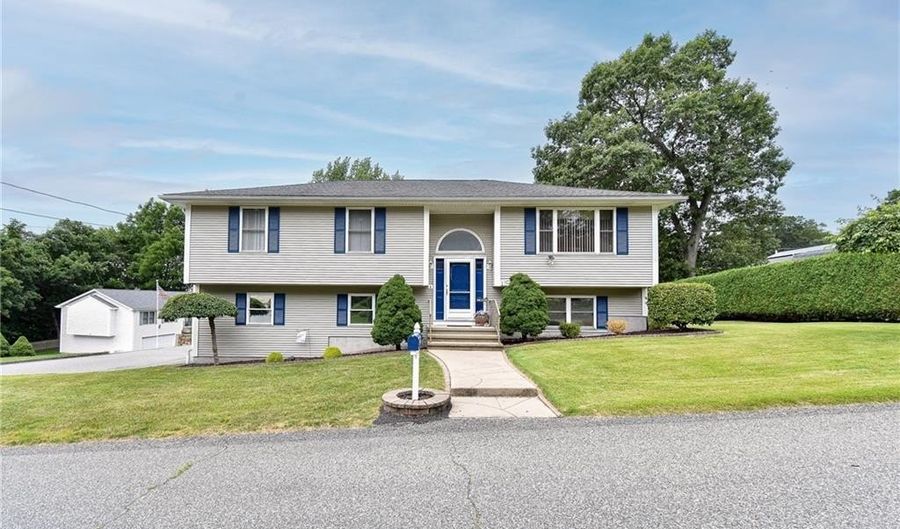 17 Middle St, North Providence, RI 02911 - 4 Beds, 3 Bath