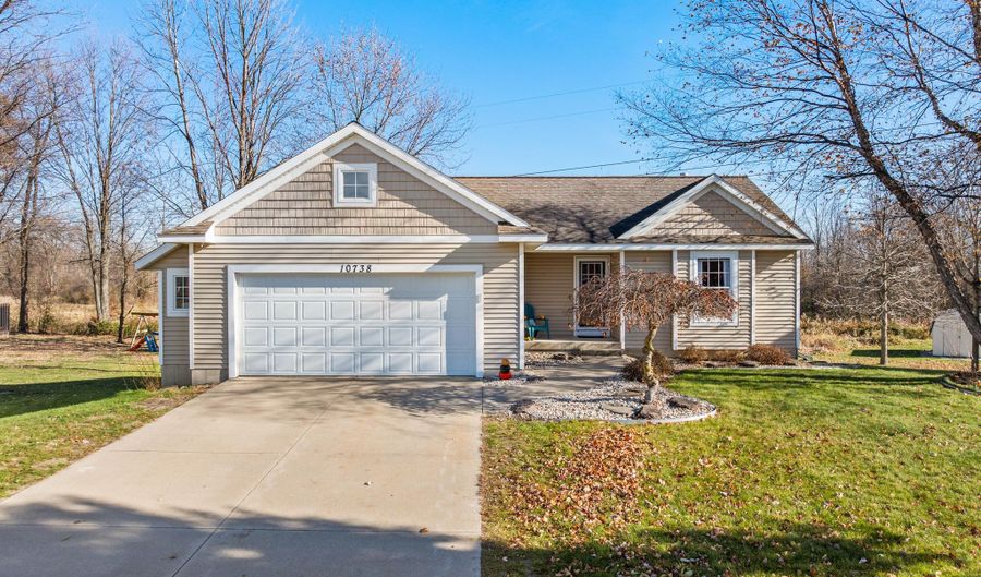 10738 Douglas Dr, Allendale, MI 49401 - 3 Beds, 2 Bath