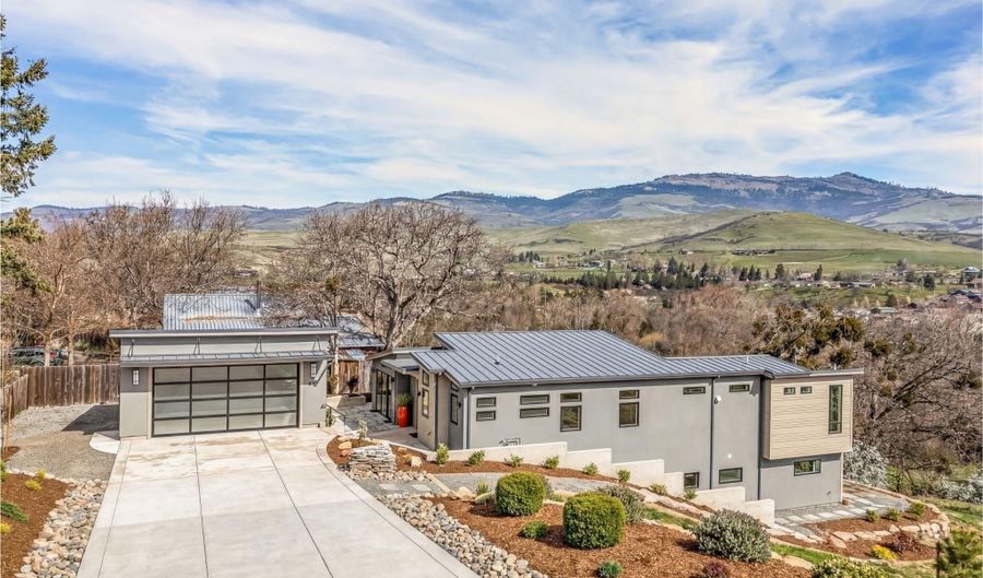 852 Oak St, Ashland, OR 97520 - 4 Beds, 3 Bath