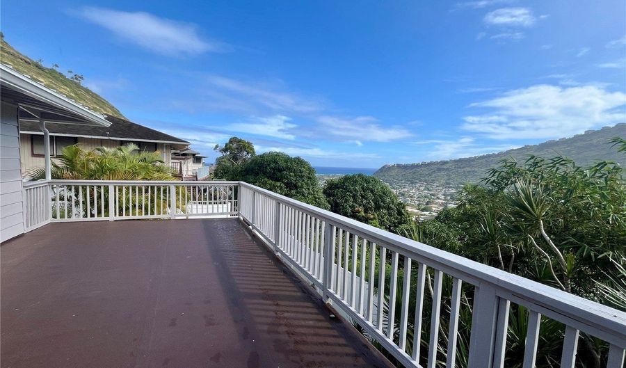 920 Leighton St, Honolulu, HI 96821 - 6 Beds, 4 Bath