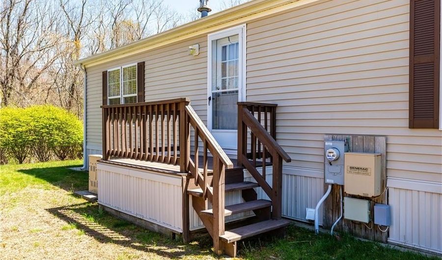 40 Campbell Cir, East Greenwich, RI 02818 - 2 Beds, 2 Bath