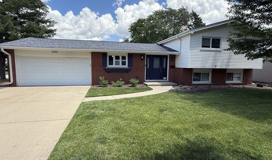 2305 N Williamsburg St, Arlington Heights, IL 60004 - 3 Beds, 2 Bath