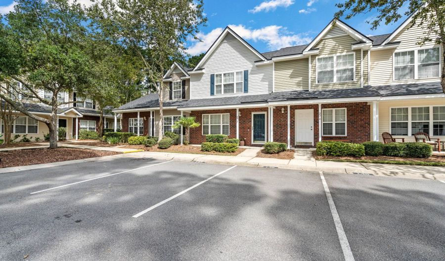 272 West Sq, Bluffton, SC 29910 - 2 Beds, 3 Bath