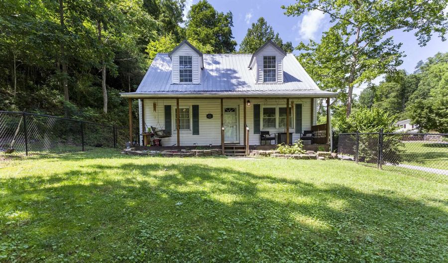 688 Saunders Hollow Rd, Barboursville, WV 25504 - 4 Beds, 2 Bath