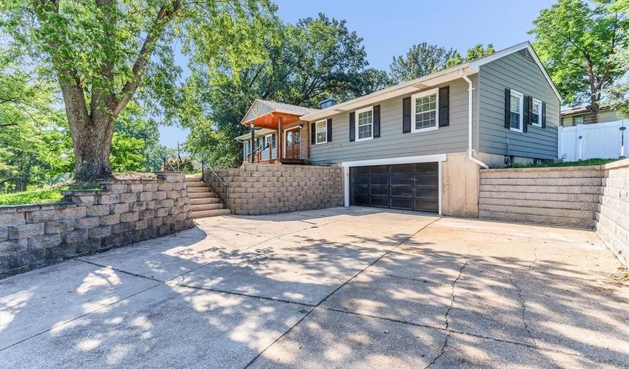 216 Hillsdale Dr, Ballwin, MO 63011 - 4 Beds, 4 Bath