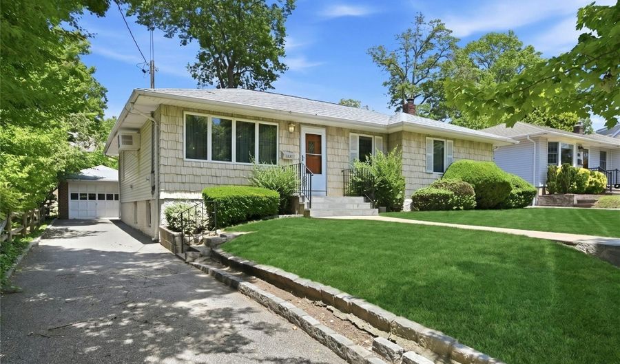 152 Nassau Dr, Albertson, NY 11507 - 3 Beds, 1 Bath