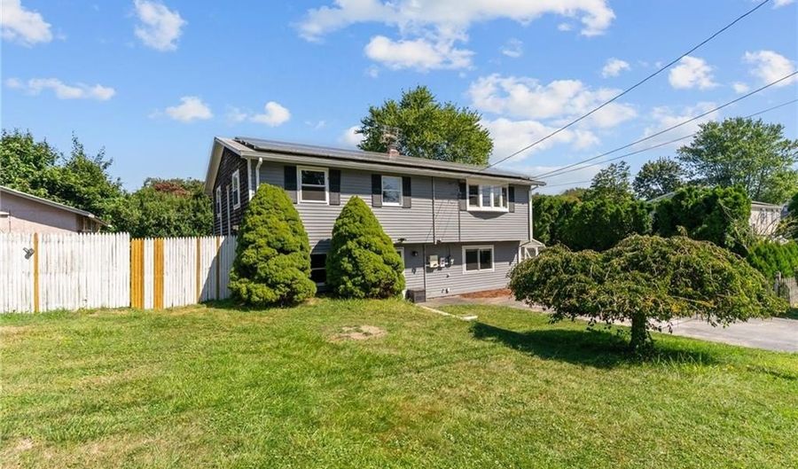 5 Lea Dr, Bristol, RI 02809 - 2 Beds, 3 Bath