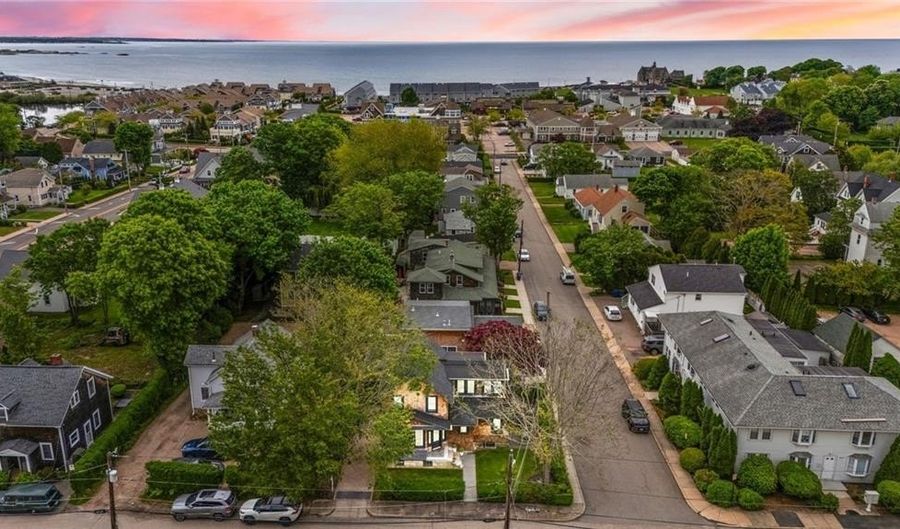 14 Robinson St, Narragansett, RI 02882 - 3 Beds, 3 Bath