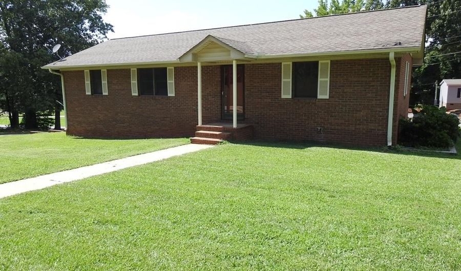 729 Darlington St, Calhoun Falls, SC 29628 - 2 Beds, 2 Bath