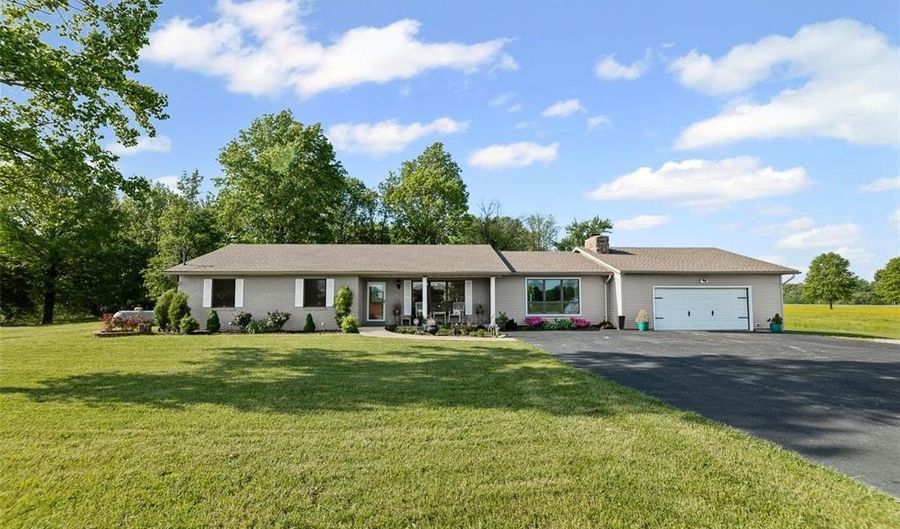 8110 Wolf Rd, Alton, IL 62002 - 3 Beds, 3 Bath