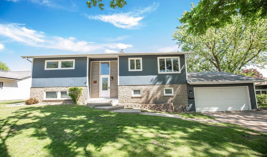 711 E Chubb St, Algona, IA 50511 - 3 Beds, 3 Bath