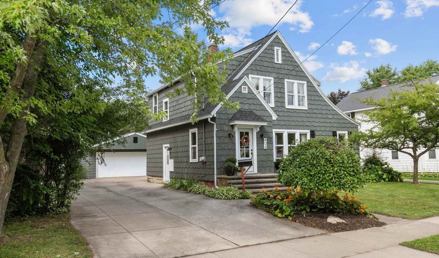 424 E BREWSTER St, Appleton, WI 54911 - 3 Beds, 2 Bath