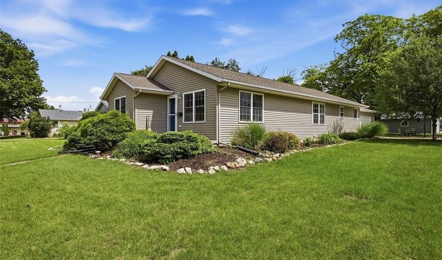 1103 E 1st St, Anamosa, IA 52205 - 3 Beds, 3 Bath