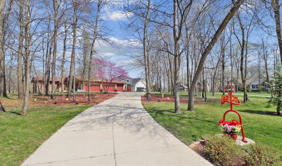 1201 Oakwood Dr, Polk City, IA 50226 - 4 Beds, 3 Bath