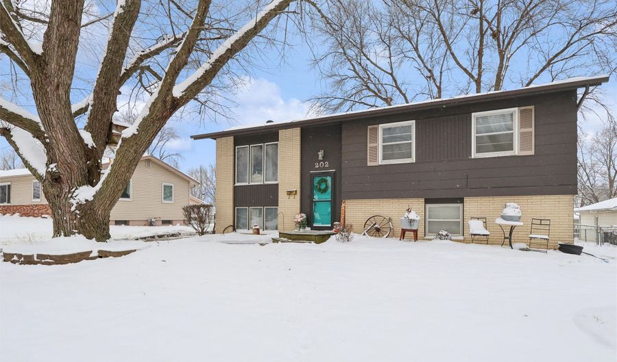 202 NE Crestmoor Pl, Ankeny, IA 50021 - 4 Beds, 2 Bath